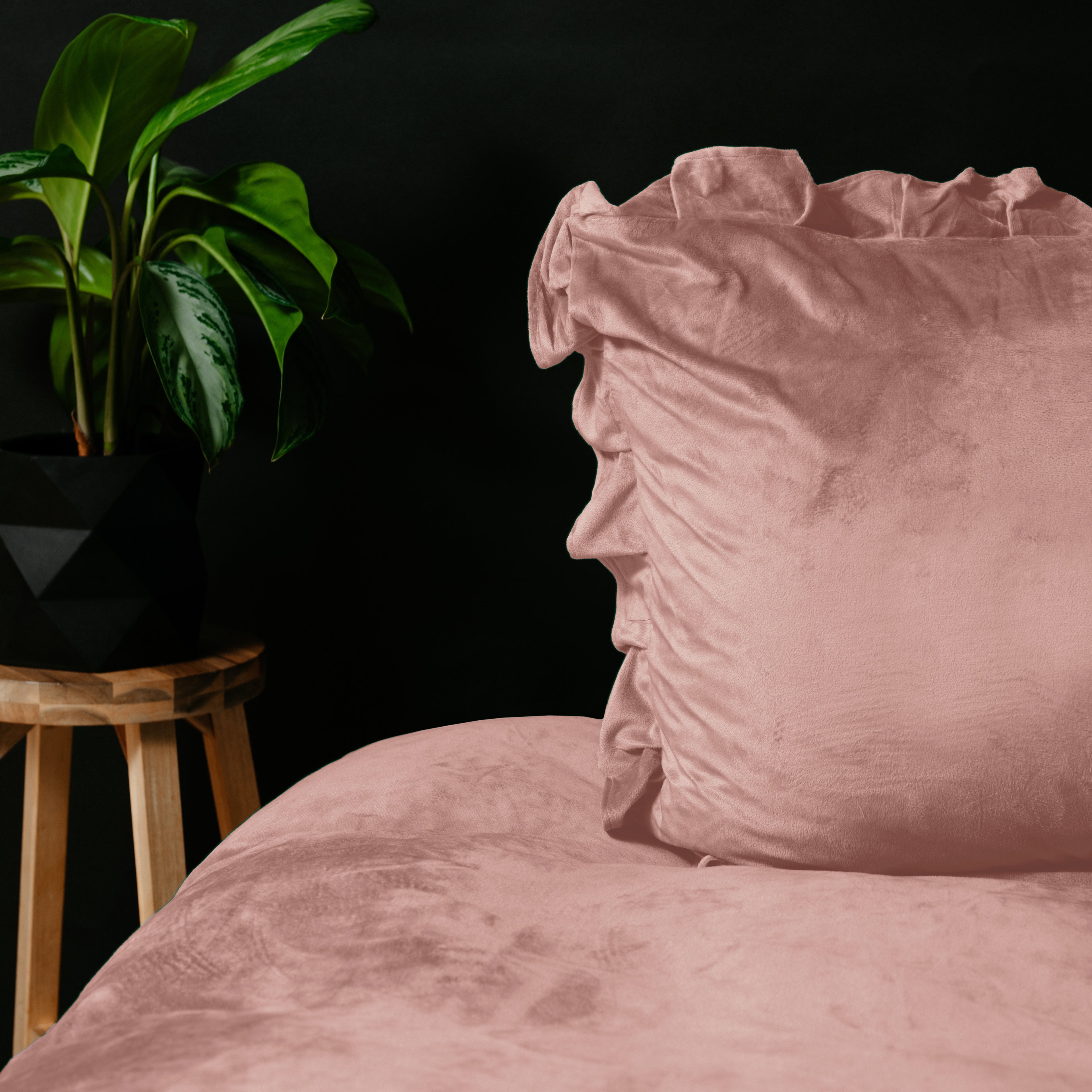 Žametna posteljnina Ruffles roza