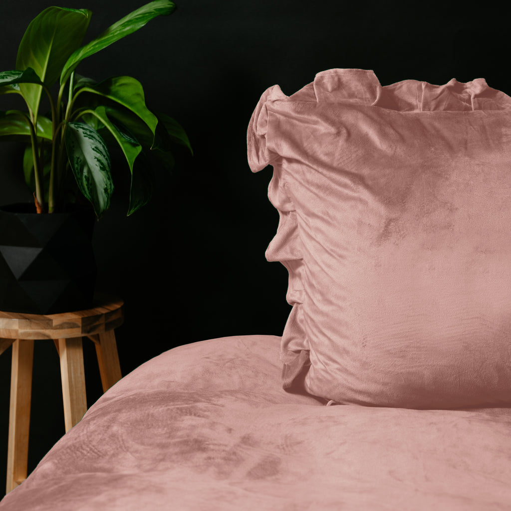 Žametna posteljnina Ruffles roza