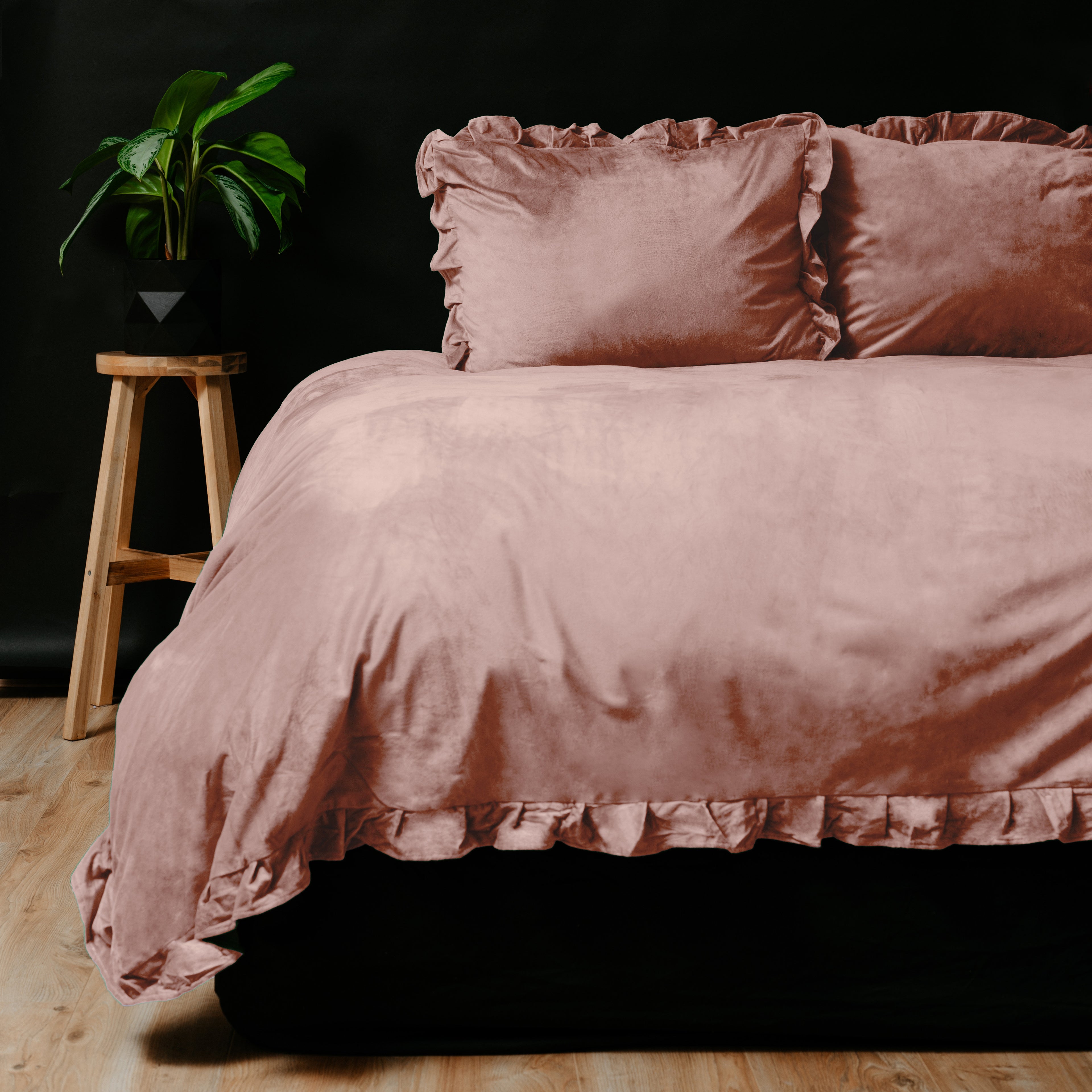 Žametna posteljnina Ruffles roza
